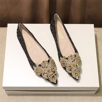 Νυφικά παπούτσια με χαμηλό τακούνι και κρύσταλλα, μυτερό δάκτυλο, επάνω από μικροϊνες, σόλα από καουτσούκ, εσωτερικός πάτος από συνθετικό δέρμα