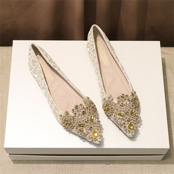 Νυφικά παπούτσια με χαμηλό τακούνι και κρύσταλλα, μυτερό δάκτυλο, επάνω από μικροϊνες, σόλα από καουτσούκ, εσωτερικός πάτος από συνθετικό δέρμα