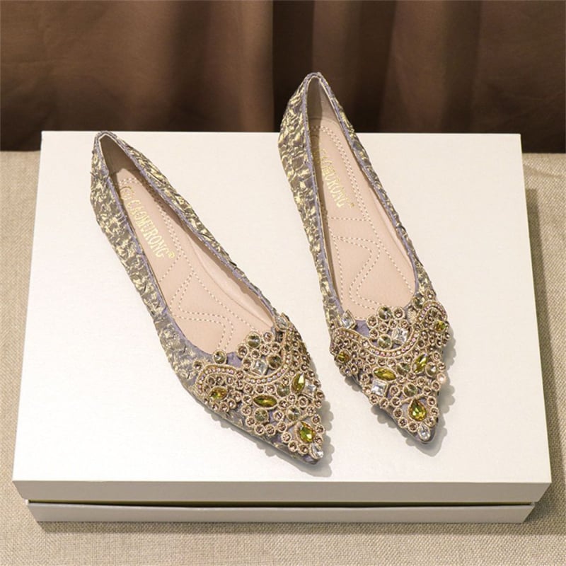 Νυφικά παπούτσια με χαμηλό τακούνι και κρύσταλλα, μυτερό δάκτυλο, επάνω από μικροϊνες, σόλα από καουτσούκ, εσωτερικός πάτος από συνθετικό δέρμα