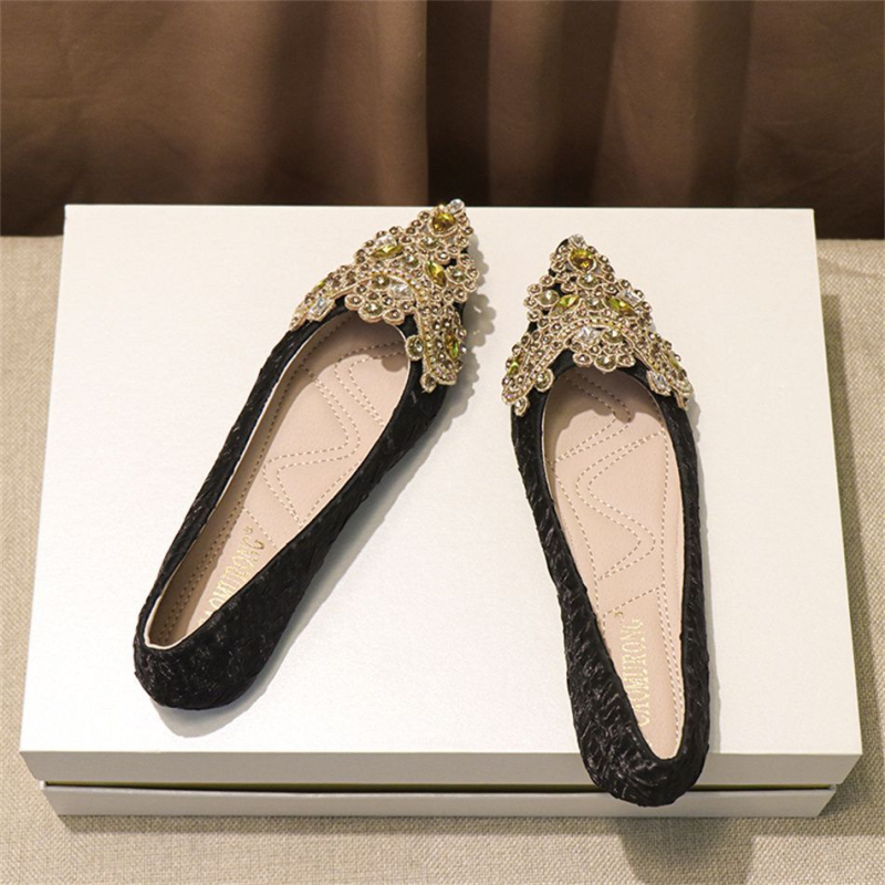 Νυφικά παπούτσια με χαμηλό τακούνι και κρύσταλλα, μυτερό δάκτυλο, επάνω από μικροϊνες, σόλα από καουτσούκ, εσωτερικός πάτος από συνθετικό δέρμα