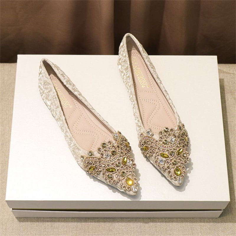 Νυφικά παπούτσια με χαμηλό τακούνι και κρύσταλλα, μυτερό δάκτυλο, επάνω από μικροϊνες, σόλα από καουτσούκ, εσωτερικός πάτος από συνθετικό δέρμα