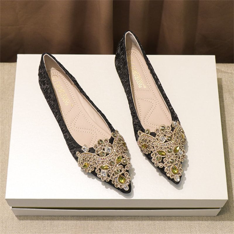 Νυφικά παπούτσια με χαμηλό τακούνι και κρύσταλλα, μυτερό δάκτυλο, επάνω από μικροϊνες, σόλα από καουτσούκ, εσωτερικός πάτος από συνθετικό δέρμα