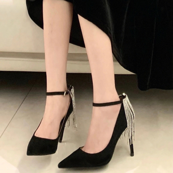 Cipele s visokim petama, oštar nos, resice s kristalima, gornji dio od velura, gumeni potplat, visina petice 6–8 cm