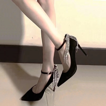 Cipele s visokim petama, oštar nos, resice s kristalima, gornji dio od velura, gumeni potplat, visina petice 6–8 cm