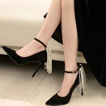 Cipele s visokim petama, oštar nos, resice s kristalima, gornji dio od velura, gumeni potplat, visina petice 6–8 cm