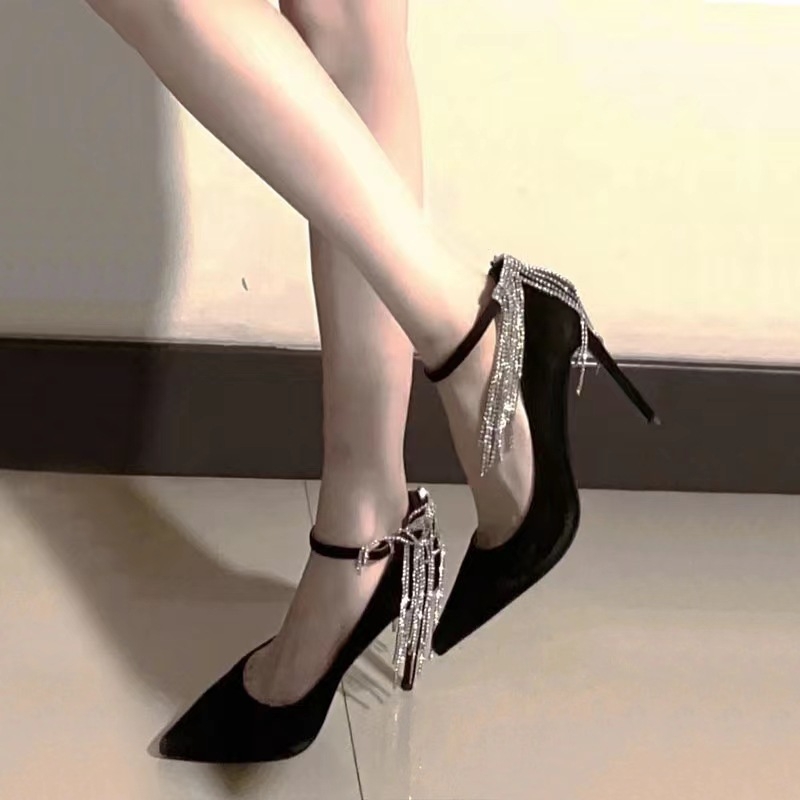 Cipele s visokim petama, oštar nos, resice s kristalima, gornji dio od velura, gumeni potplat, visina petice 6–8 cm