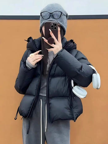 Дамско пухено яке с качулка: гъши пух, съдържание 56–60%, Nylon плат, дебело изработване, елегантен градски стил