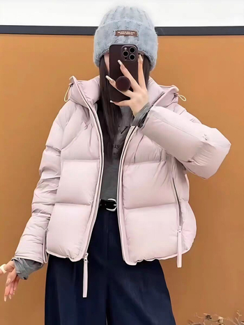 Дамско пухено яке с качулка: гъши пух, съдържание 56–60%, Nylon плат, дебело изработване, елегантен градски стил