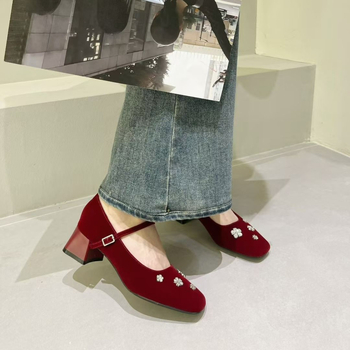 Γυναικεία παπούτσια Mary Jane με τετράγωνη μύτη, σουέτ επάνω, μεσαίο τακούνι 3–6 εκ, ένα λουρί με αγκράφα, σόλα από καουτσούκ