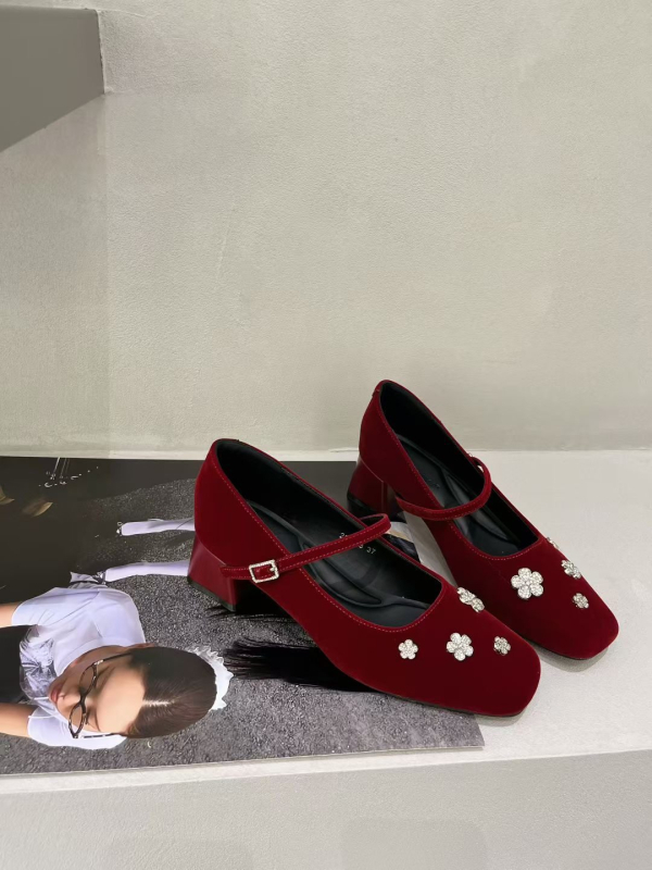 Γυναικεία παπούτσια Mary Jane με τετράγωνη μύτη, σουέτ επάνω, μεσαίο τακούνι 3–6 εκ, ένα λουρί με αγκράφα, σόλα από καουτσούκ