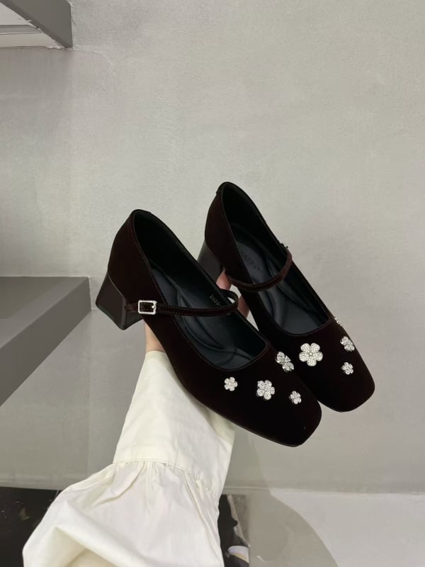 Γυναικεία παπούτσια Mary Jane με τετράγωνη μύτη, σουέτ επάνω, μεσαίο τακούνι 3–6 εκ, ένα λουρί με αγκράφα, σόλα από καουτσούκ