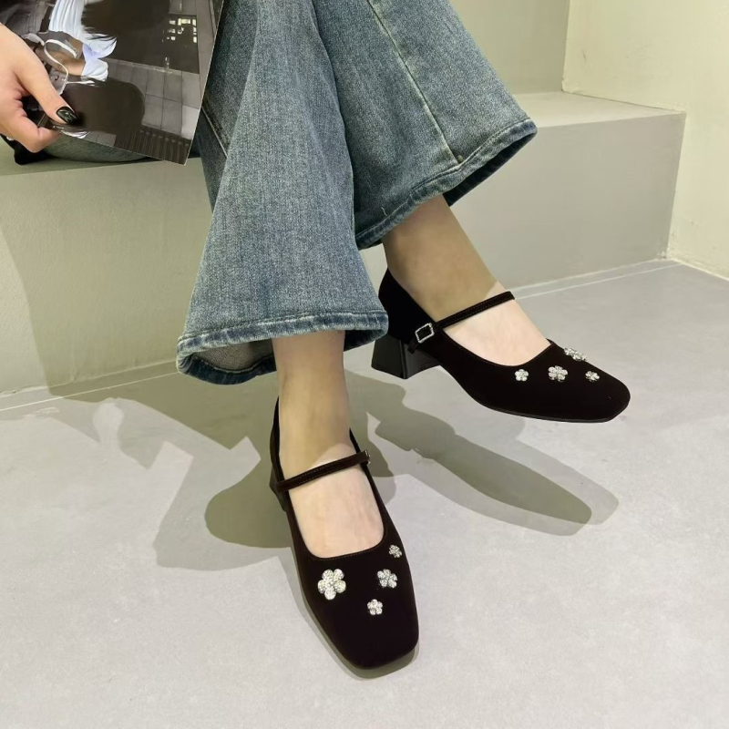 Γυναικεία παπούτσια Mary Jane με τετράγωνη μύτη, σουέτ επάνω, μεσαίο τακούνι 3–6 εκ, ένα λουρί με αγκράφα, σόλα από καουτσούκ