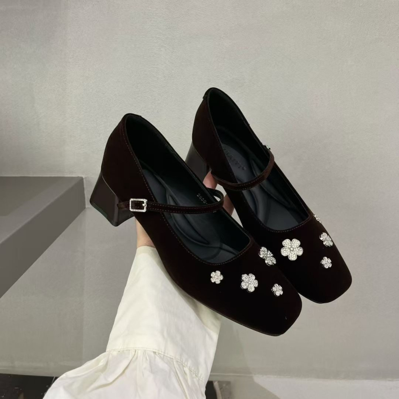 Γυναικεία παπούτσια Mary Jane με τετράγωνη μύτη, σουέτ επάνω, μεσαίο τακούνι 3–6 εκ, ένα λουρί με αγκράφα, σόλα από καουτσούκ