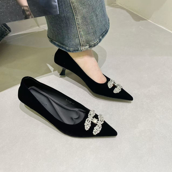 Γυναικείες γόβες με μυτερό δάχτυλο: πάνω μέρος από Xi shi βελούρο, μεσαίου ύψους τακούνι 3-6 cm, PU πάτος, πλαστική σόλα (μυτερό δάχτυλο; Xi shi βελούρ; 3-6 cm τακούνι; PU πάτος; πλαστική σόλα)