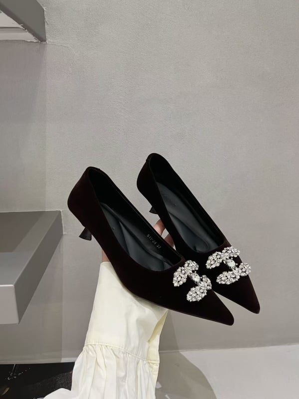 Γυναικείες γόβες με μυτερό δάχτυλο: πάνω μέρος από Xi shi βελούρο, μεσαίου ύψους τακούνι 3-6 cm, PU πάτος, πλαστική σόλα (μυτερό δάχτυλο; Xi shi βελούρ; 3-6 cm τακούνι; PU πάτος; πλαστική σόλα)