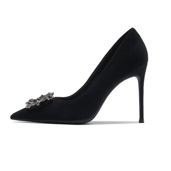 Cipele sa četvrtastom kopčom, s oštrim prstom, visoke pete iznad 8 cm, gornji dio od velura, podstava od umjetne kože