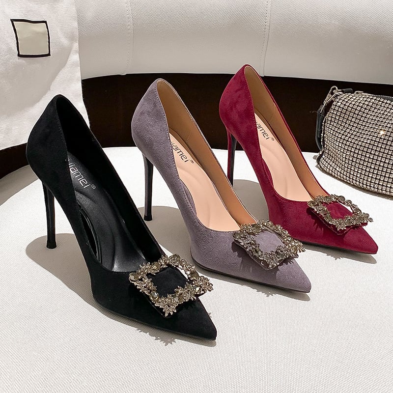 Cipele sa četvrtastom kopčom, s oštrim prstom, visoke pete iznad 8 cm, gornji dio od velura, podstava od umjetne kože