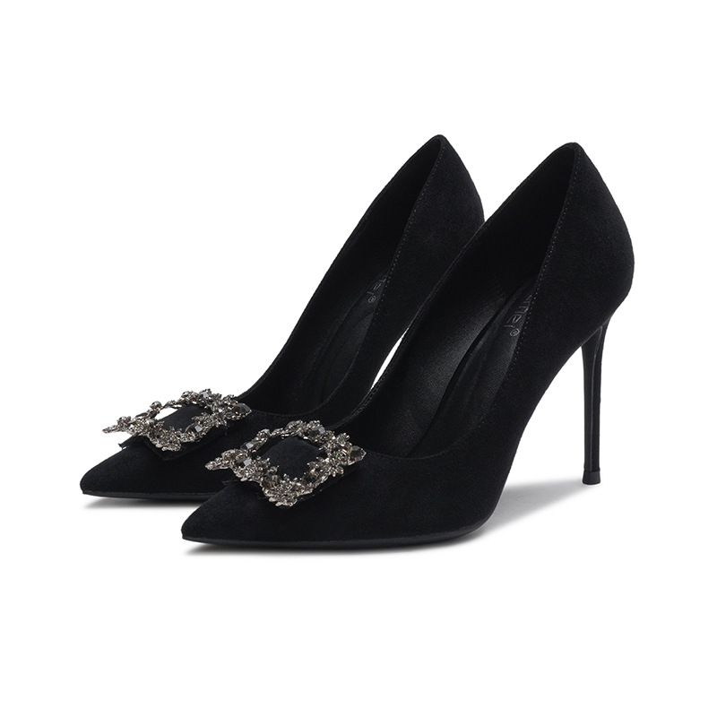 Cipele sa četvrtastom kopčom, s oštrim prstom, visoke pete iznad 8 cm, gornji dio od velura, podstava od umjetne kože