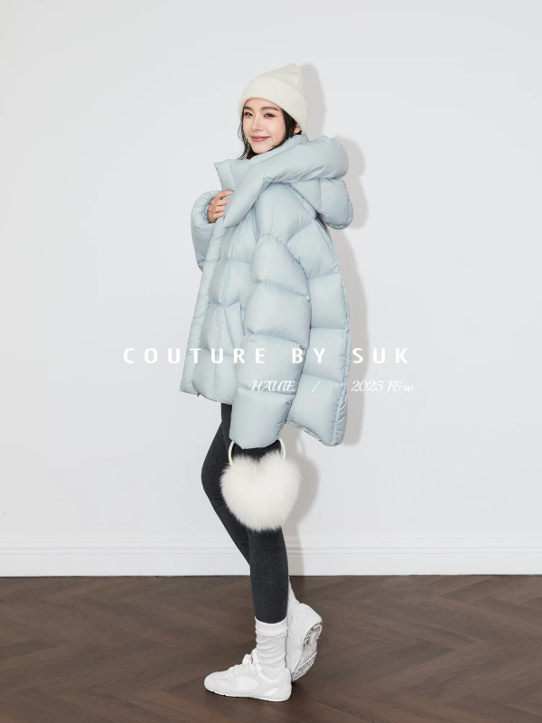 Dámska zimná bunda s kapucňou z bieleho husieho downu, obsah downu 86–90%, výplň 201–300 g, nylonový materiál, úzky strih, zips, odnímateľná kapucňa