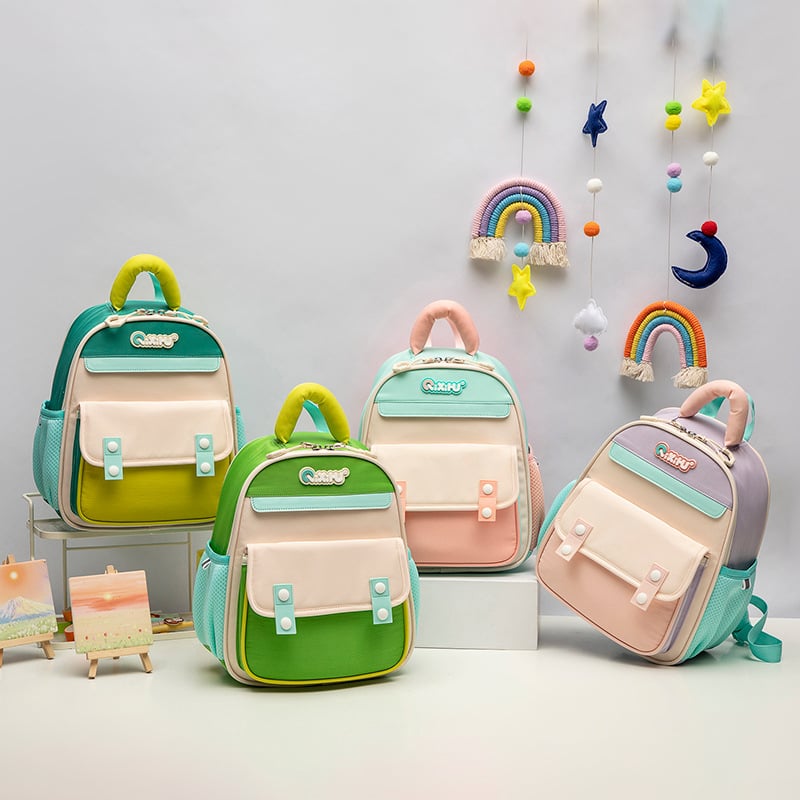 Detský ultraľahký batoh z polyesteru, priedušný, vodeodolný, s krivými ramennými popruhmi