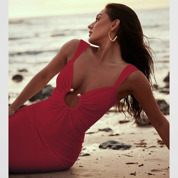 Φόρεμα με V-λαιμό, χωρίς πλάτη, ακανόνιστο τελείωμα με σχίσιμο, χωρίς μανίκια, midi μήκος, πολυεστερ-σπαντέξ ανάμειξη.