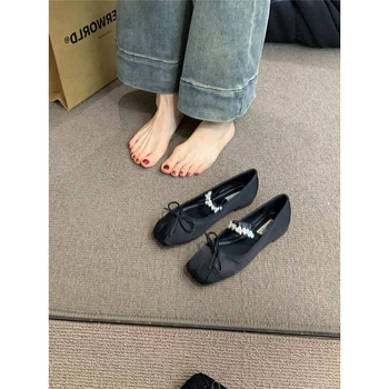 Γόβες Mary Jane με τετράγωνη μύτη, μεταξωτό πάνω μέρος, μεσαίο ύψος τακουνιού (3–5 cm), εσωτερική ανύψωση φτέρνας, άνοιγμα 7–11 cm