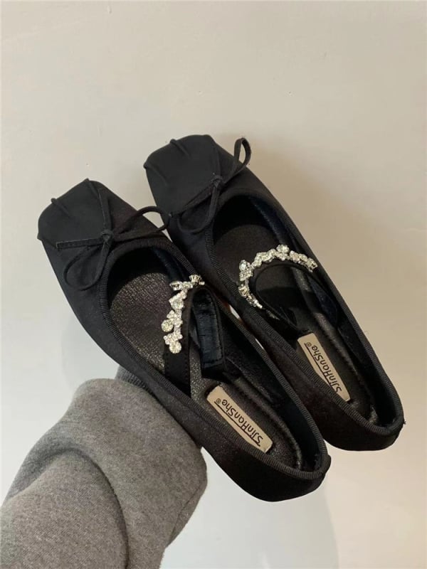 Γόβες Mary Jane με τετράγωνη μύτη, μεταξωτό πάνω μέρος, μεσαίο ύψος τακουνιού (3–5 cm), εσωτερική ανύψωση φτέρνας, άνοιγμα 7–11 cm