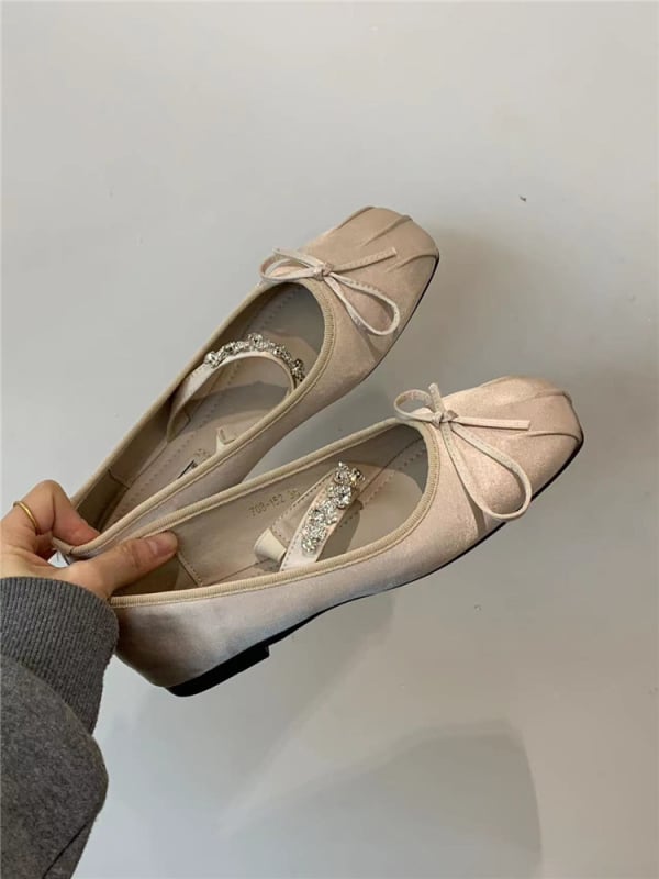 Γόβες Mary Jane με τετράγωνη μύτη, μεταξωτό πάνω μέρος, μεσαίο ύψος τακουνιού (3–5 cm), εσωτερική ανύψωση φτέρνας, άνοιγμα 7–11 cm