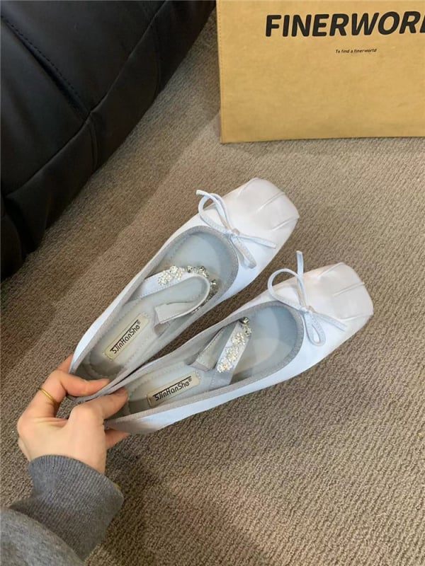 Γόβες Mary Jane με τετράγωνη μύτη, μεταξωτό πάνω μέρος, μεσαίο ύψος τακουνιού (3–5 cm), εσωτερική ανύψωση φτέρνας, άνοιγμα 7–11 cm