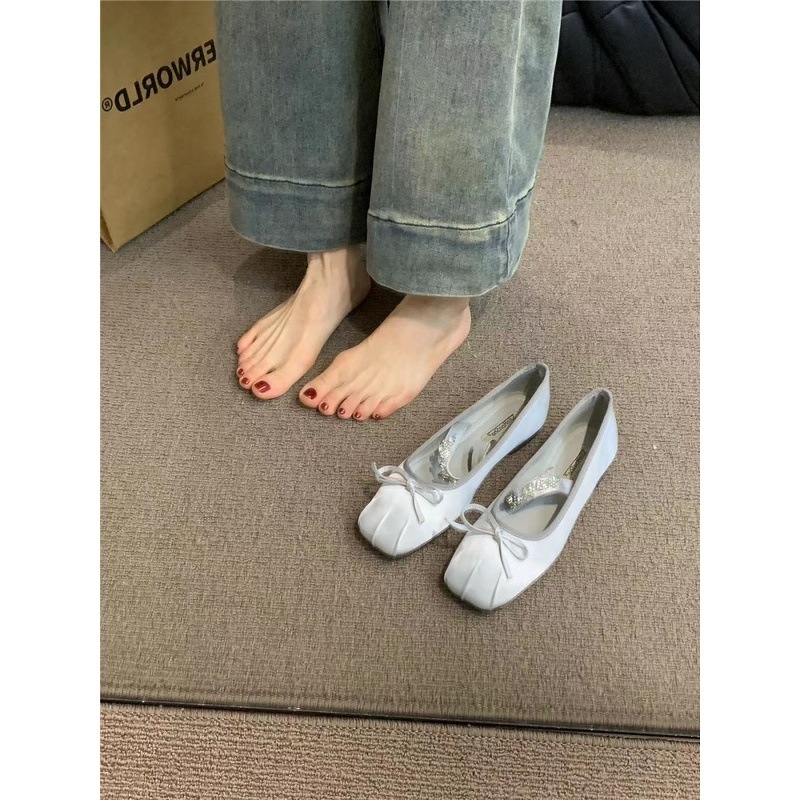 Γόβες Mary Jane με τετράγωνη μύτη, μεταξωτό πάνω μέρος, μεσαίο ύψος τακουνιού (3–5 cm), εσωτερική ανύψωση φτέρνας, άνοιγμα 7–11 cm