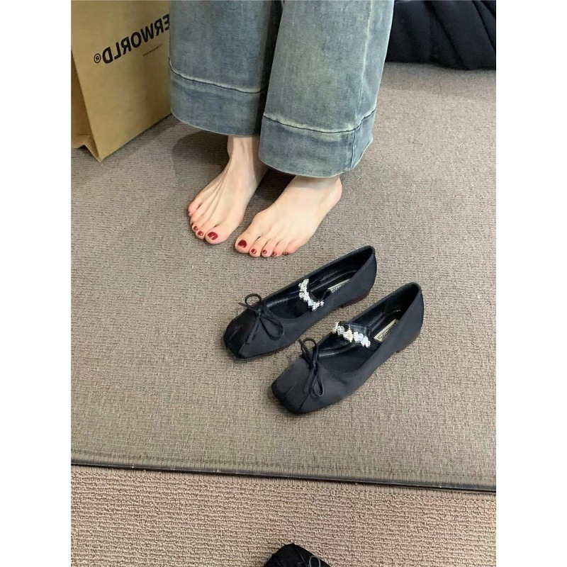 Γόβες Mary Jane με τετράγωνη μύτη, μεταξωτό πάνω μέρος, μεσαίο ύψος τακουνιού (3–5 cm), εσωτερική ανύψωση φτέρνας, άνοιγμα 7–11 cm