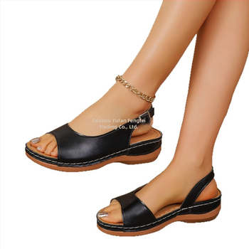 Γυναικείες παντόφλες τύπου φλιπ-φλοπ με λακαρισμένο δέρμα επάνω, σόλα από καουουτσούκ, χαμηλό προφίλ, πάχος σόλας 0–3 cm, άνοιξη 2026