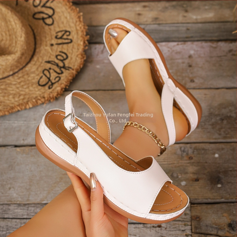 Γυναικείες παντόφλες τύπου φλιπ-φλοπ με λακαρισμένο δέρμα επάνω, σόλα από καουουτσούκ, χαμηλό προφίλ, πάχος σόλας 0–3 cm, άνοιξη 2026