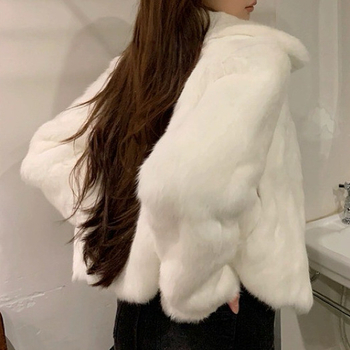 Kratki kaput od zajčje kože, polo ovratnik, obična duljina, jesen 2025, stil kraljevske sestre