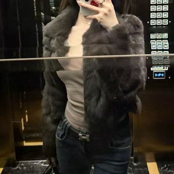 Kratki kaput od zajčje kože, polo ovratnik, obična duljina, jesen 2025, stil kraljevske sestre