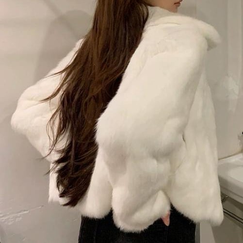 Kratki kaput od zajčje kože, polo ovratnik, obična duljina, jesen 2025, stil kraljevske sestre