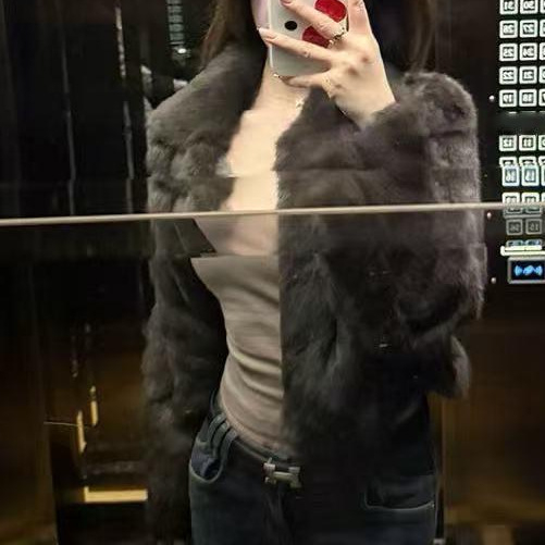 Kratki kaput od zajčje kože, polo ovratnik, obična duljina, jesen 2025, stil kraljevske sestre