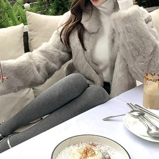 Kratki kaput od zajčje kože, polo ovratnik, obična duljina, jesen 2025, stil kraljevske sestre