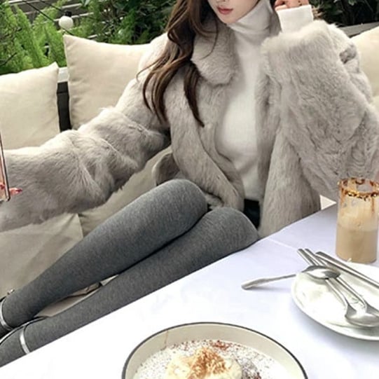 Kratki kaput od zajčje kože, polo ovratnik, obična duljina, jesen 2025, stil kraljevske sestre