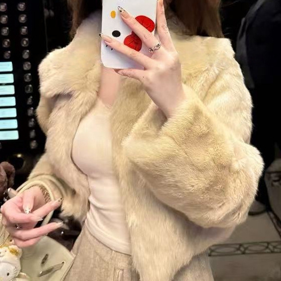 Kratki kaput od zajčje kože, polo ovratnik, obična duljina, jesen 2025, stil kraljevske sestre