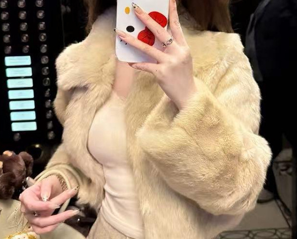 Kratki kaput od zajčje kože, polo ovratnik, obična duljina, jesen 2025, stil kraljevske sestre