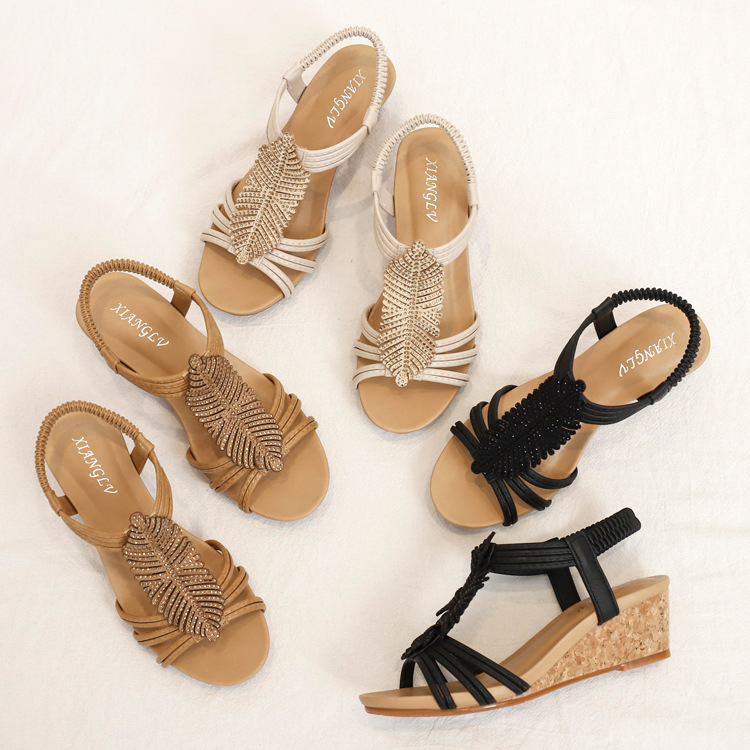 Casual sandale s klina, PU gornji dio, TPU đon, zaobljeni vrh, cvjetni uzorak, visina klina 3–5 cm