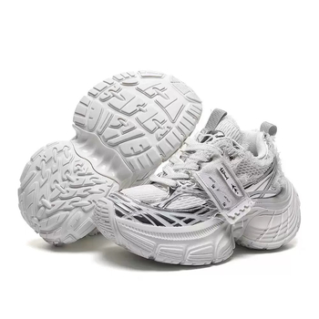 Muške tenisice tipa dad shoes s debelom potplatom za povećanje visine, retro dizajn, ulični stil (unisex). Gornji materijal: koža; Đon: guma; Zatvaranje: vezanje; Visina pete: 3–5 cm