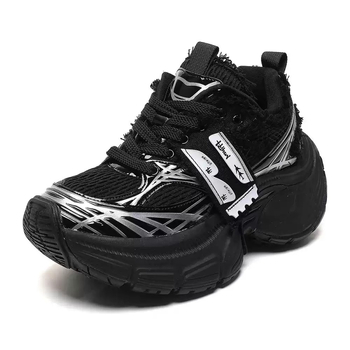 Muške tenisice tipa dad shoes s debelom potplatom za povećanje visine, retro dizajn, ulični stil (unisex). Gornji materijal: koža; Đon: guma; Zatvaranje: vezanje; Visina pete: 3–5 cm