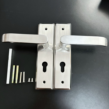 Încuietoare pentru uși interioare cu mâner – oțel inox, model HW111-G22, montaj pe suprafață, încuire cu cheie (HW111-G22; oțel inox; montaj pe suprafață; încuire cu cheie)