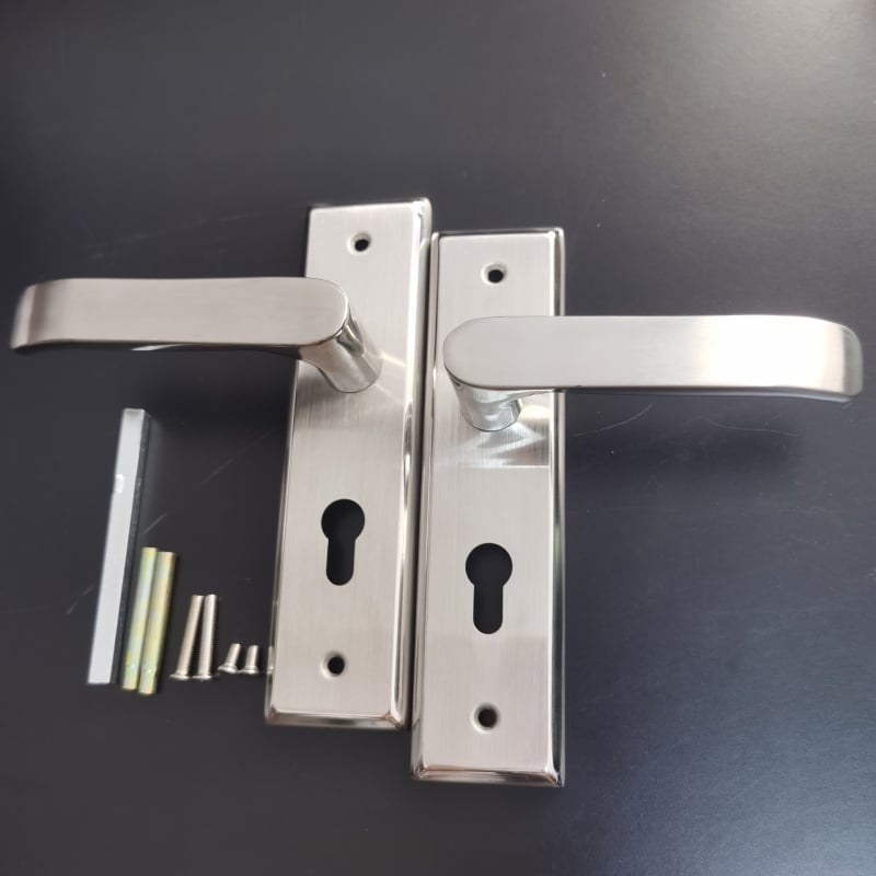 Încuietoare pentru uși interioare cu mâner – oțel inox, model HW111-G22, montaj pe suprafață, încuire cu cheie (HW111-G22; oțel inox; montaj pe suprafață; încuire cu cheie)