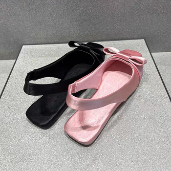 Σανδάλια μιούλ με τετράγωνη μύτη από μετάξι – χαμηλό τακούνι, σόλα από καουτσούκ