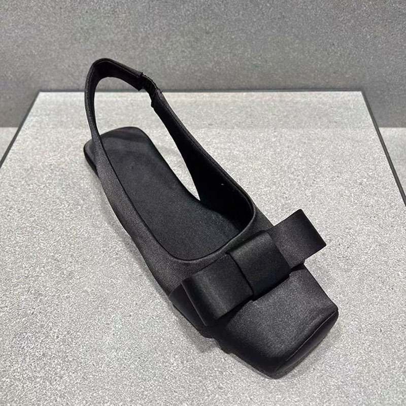 Σανδάλια μιούλ με τετράγωνη μύτη από μετάξι – χαμηλό τακούνι, σόλα από καουτσούκ