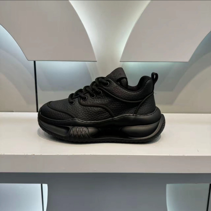 Muške tenisice: gornji dio od sintetičke kože, gumena potplata, slip-on zatvaranje, okrugli nos, casual stil
