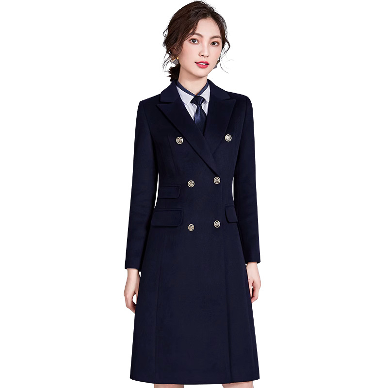 Női gyapjúkabát – gyapjú 50–70% poliészterrel, középhosszú 65–80 cm, hosszú ujjú, egysoros záródás